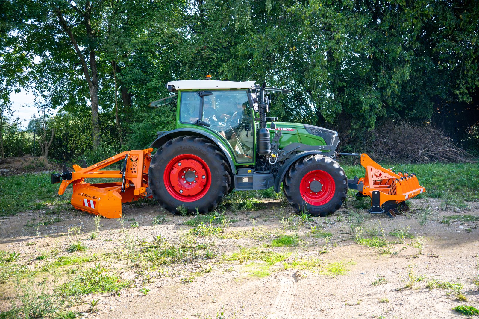 Fendt-Traktor mit VGrader 2.0 230K und Aufreißer V12