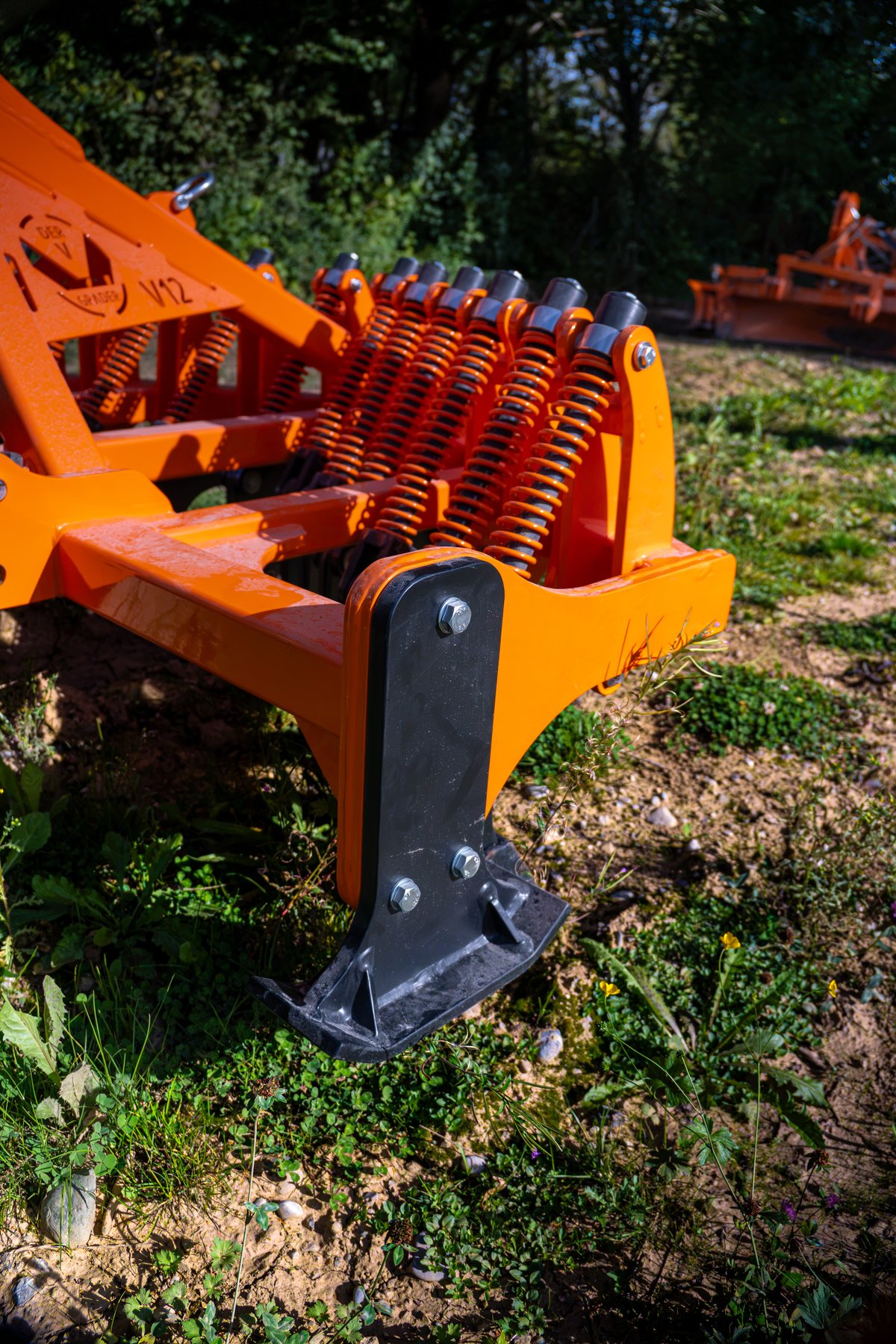 Gros plan sur les dents et le ressort du déchaumeur V12