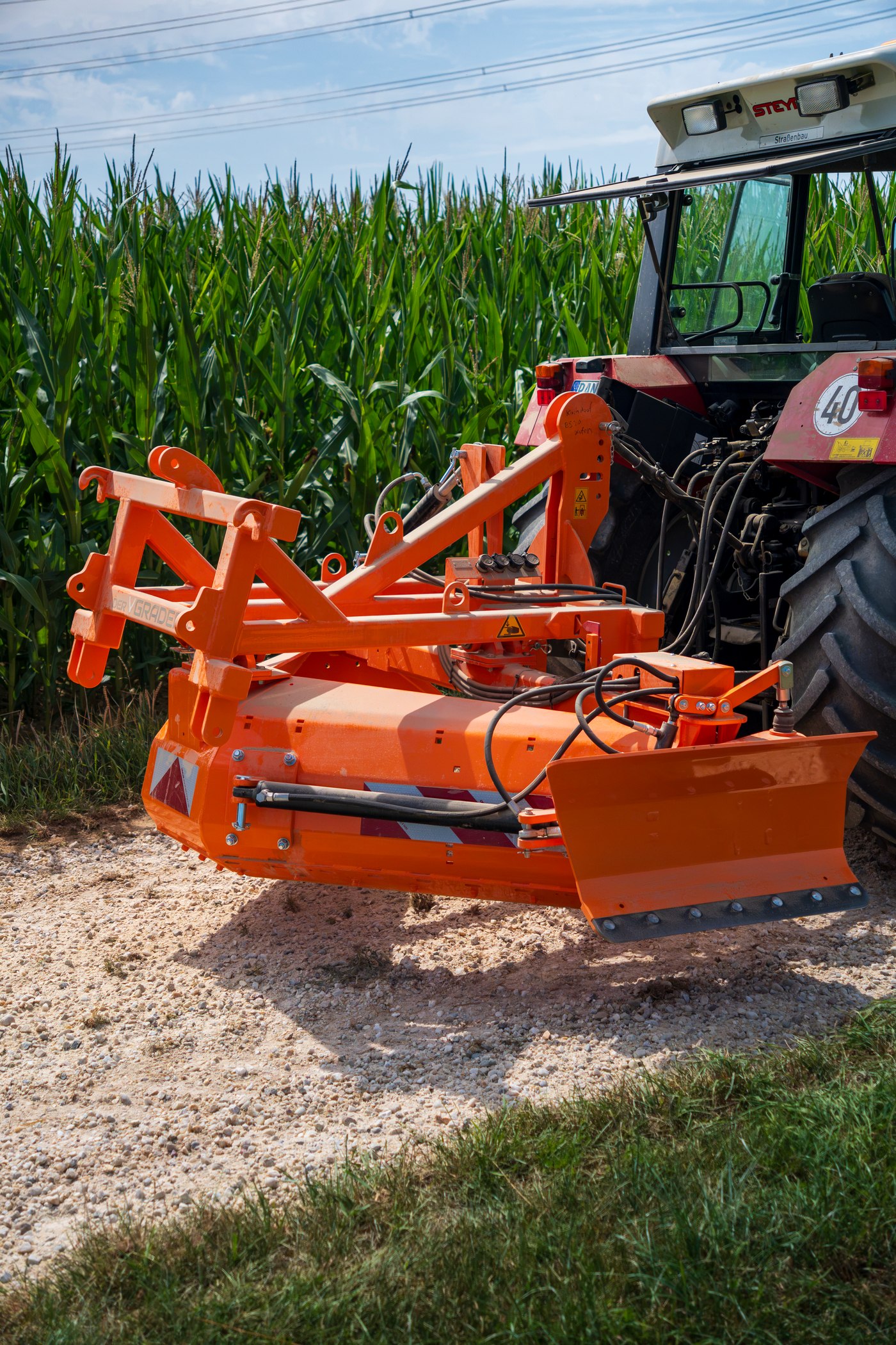 VGrader 205K montiert am Traktor, Einsatz am Feldweg